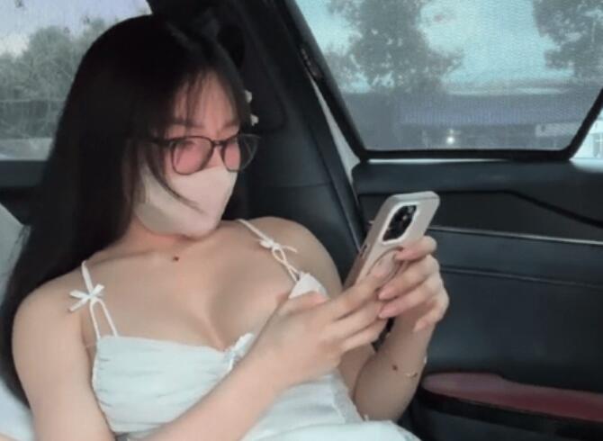 ✨【linh_2004】反差巨乳肥臀眼镜少女 路边车内、咖啡厅