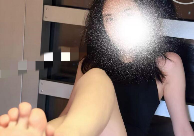 ❤️√ 海角流出外站博主墨影拿下06年肤白貌美大长腿女大学生2-多P身材是真没的说关键叫声大性欲强 2V