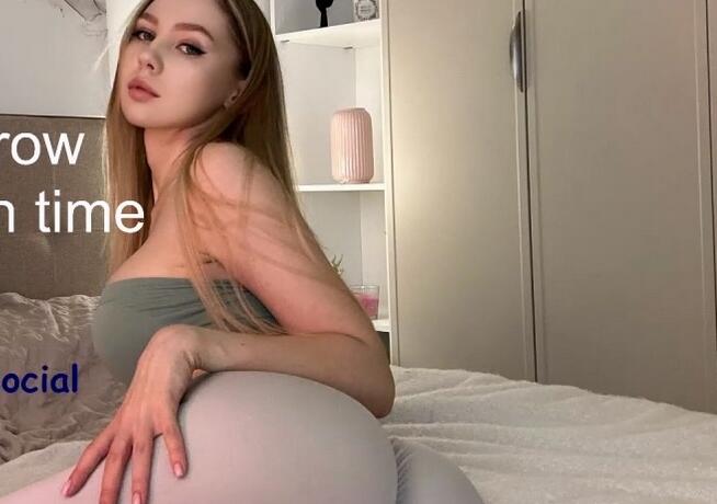 俄罗斯的19岁金发尤物Avroramey沉醉于她的丰乳，在纯净的白色环境中体验全新层次的奢华与愉悦
