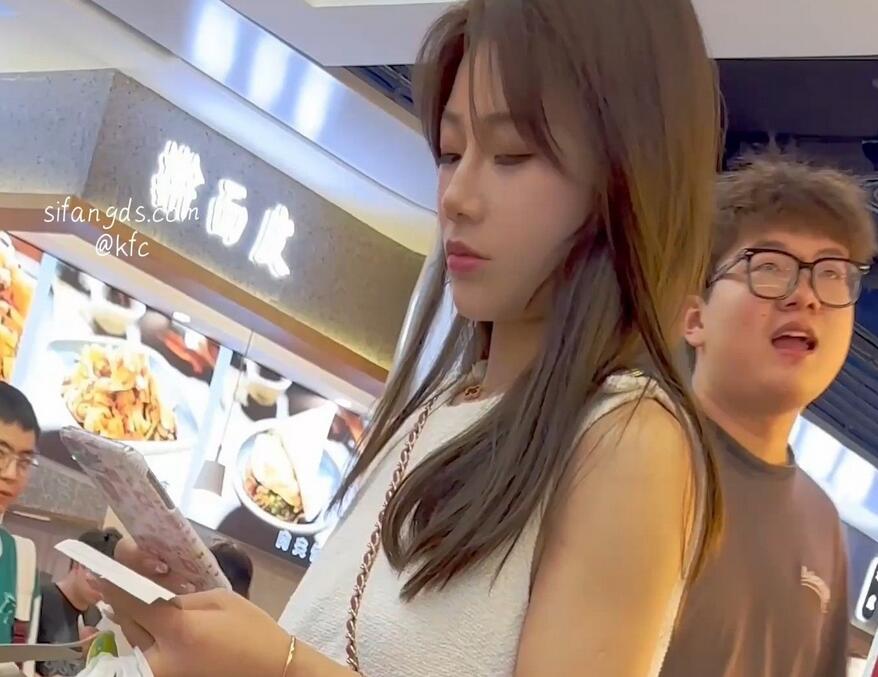 【KFC】宽松长裙靓女逛街买小吃·白色小熊可爱内中间尿黄了