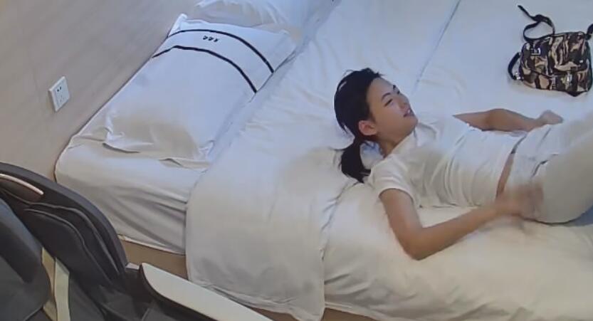 新流出安防酒店高清拍❤️绝美校园女神赶在零点前和男友尽情释放9月最佳
