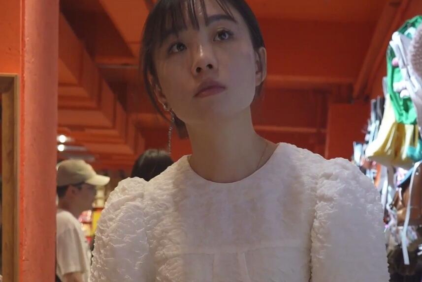 (BC-AA-531)宽松白裙少妇逛街..干净微透白内正面露黑色