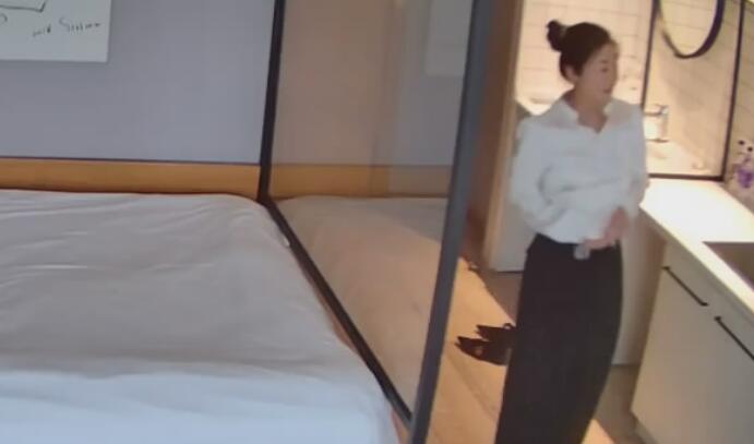 9-15❤️秃顶领导午休时间带喜欢上进的气质美女下属开房传授精液