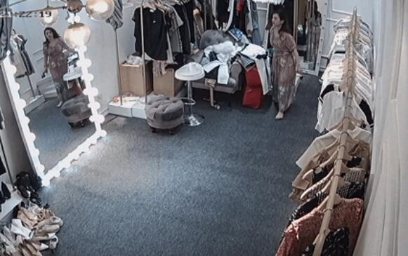 神似李冰冰的女装服装店老板娘摄像头破解偷拍，身材极好的老板娘不断脱衣换装再一顿臭美自拍