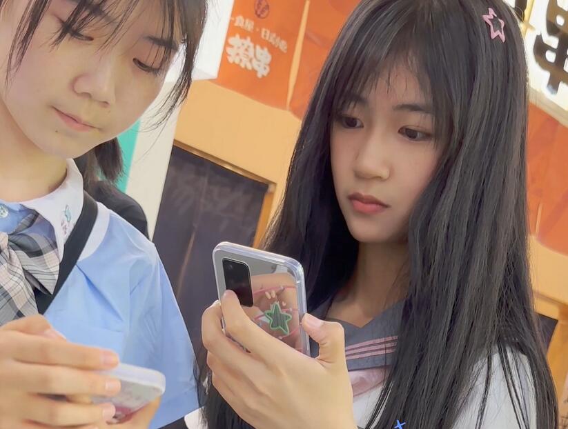 【KFC】制服JK学生妹和同学逛街·肉色丝袜浅色内内前后CD