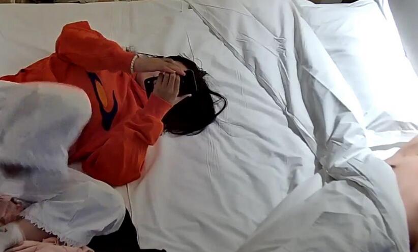 ❤️√ 20250919 性瘾女友爱裸睡欲求不满翻来覆去缠着男友要啪啪 漏点较多 眼镜妹比男人更好色 12V