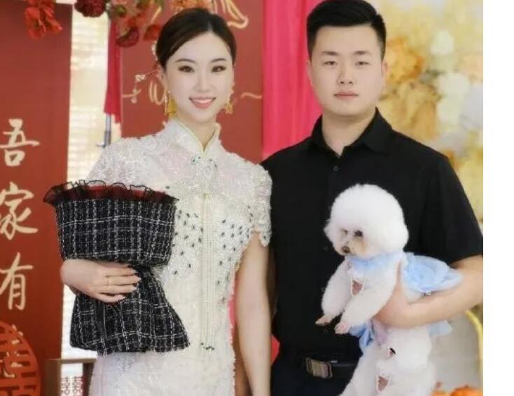 【最新新娘极品泄密】高颜值气质新娘后入特写啪啪！男女双双露脸，淫妻对着镜头夸赞自己的屁股好翘，好好观摩你的骚屁股和浪逼