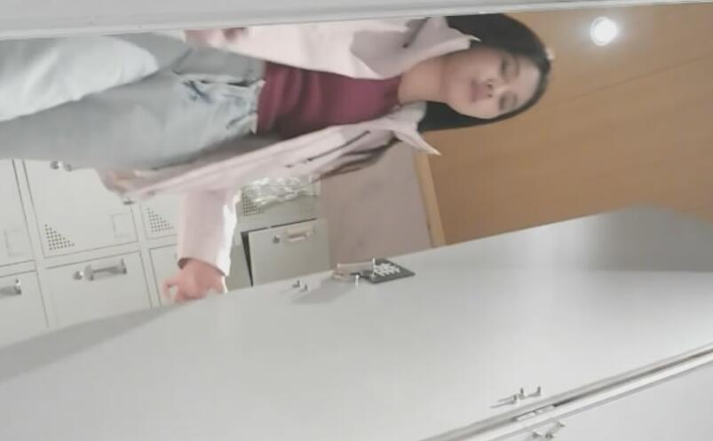 十一月最新流出❤️高校女厕高清后拍几个高颜值美女耐克鞋靓妹的嫩