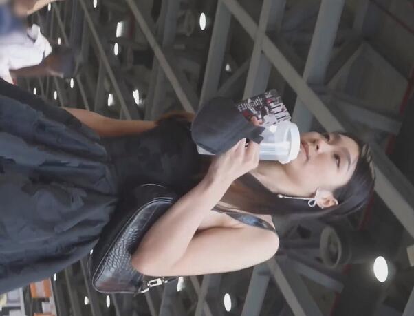 【banana cat系列】❤️展会尾随偷拍喝饮料的短裙黑丝美女貌似没穿内裤