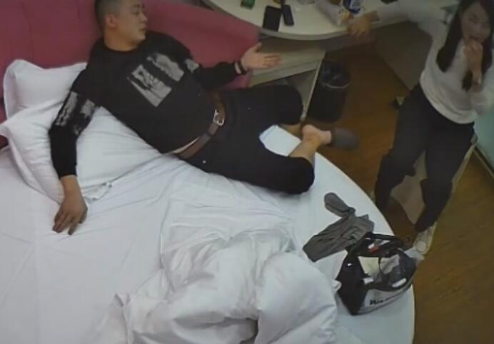 11-13最新流出❤️酒店情趣圆床偷拍性感灰丝少妇在男人大屌冲击下沦陷少妇誓要把猛男吸干