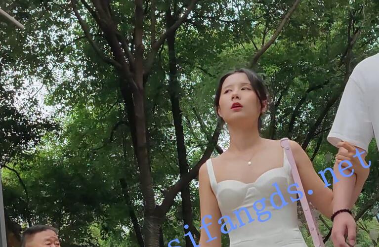 【CSCD】白色连衣裙小姐姐和男朋友逛街，白色内内