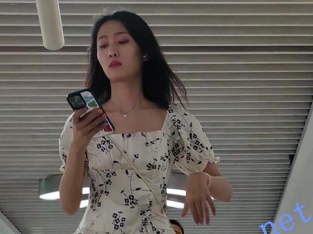 【CSCD】白色印花连衣裙小姐姐等地铁抄底，黑色内带翅膀