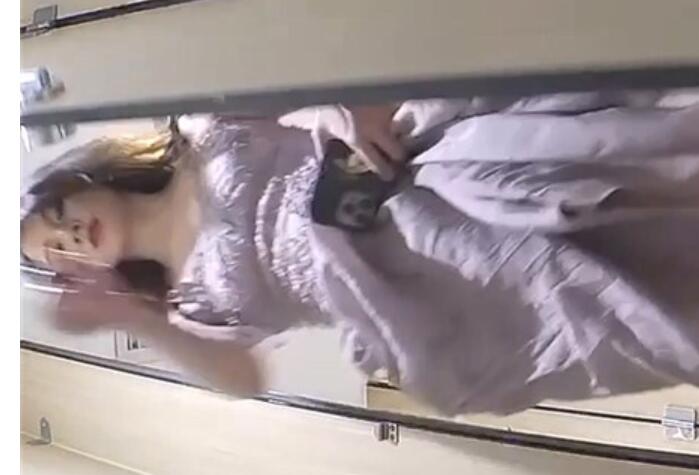 商场女厕全景多位美女嘘嘘❤️女店员竟然还是一个无毛的白虎